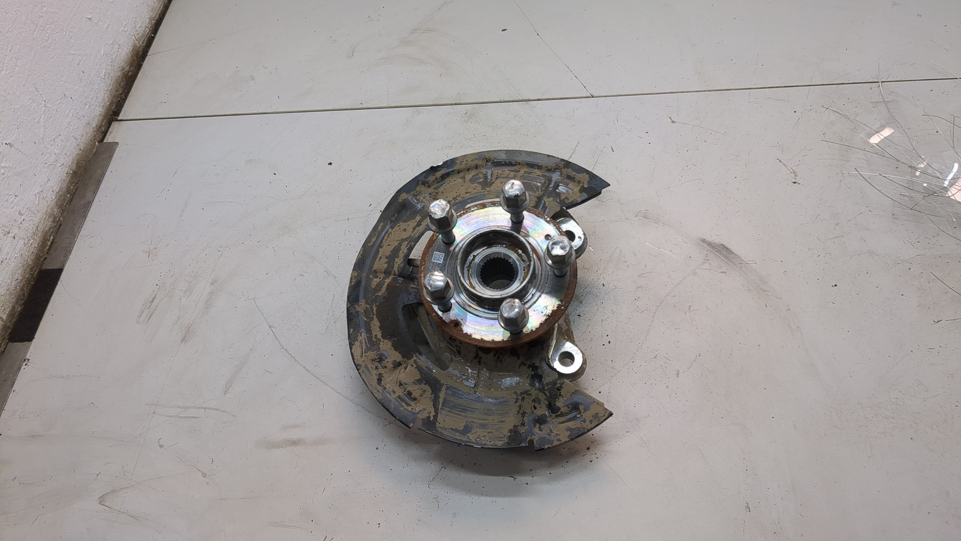 Кулак поворотный передний правый