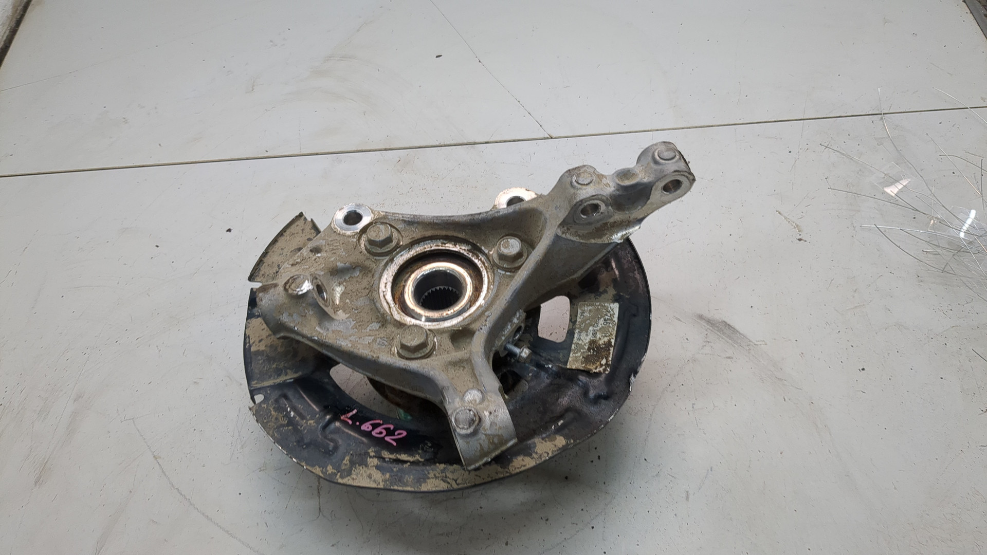 Кулак поворотный передний правый