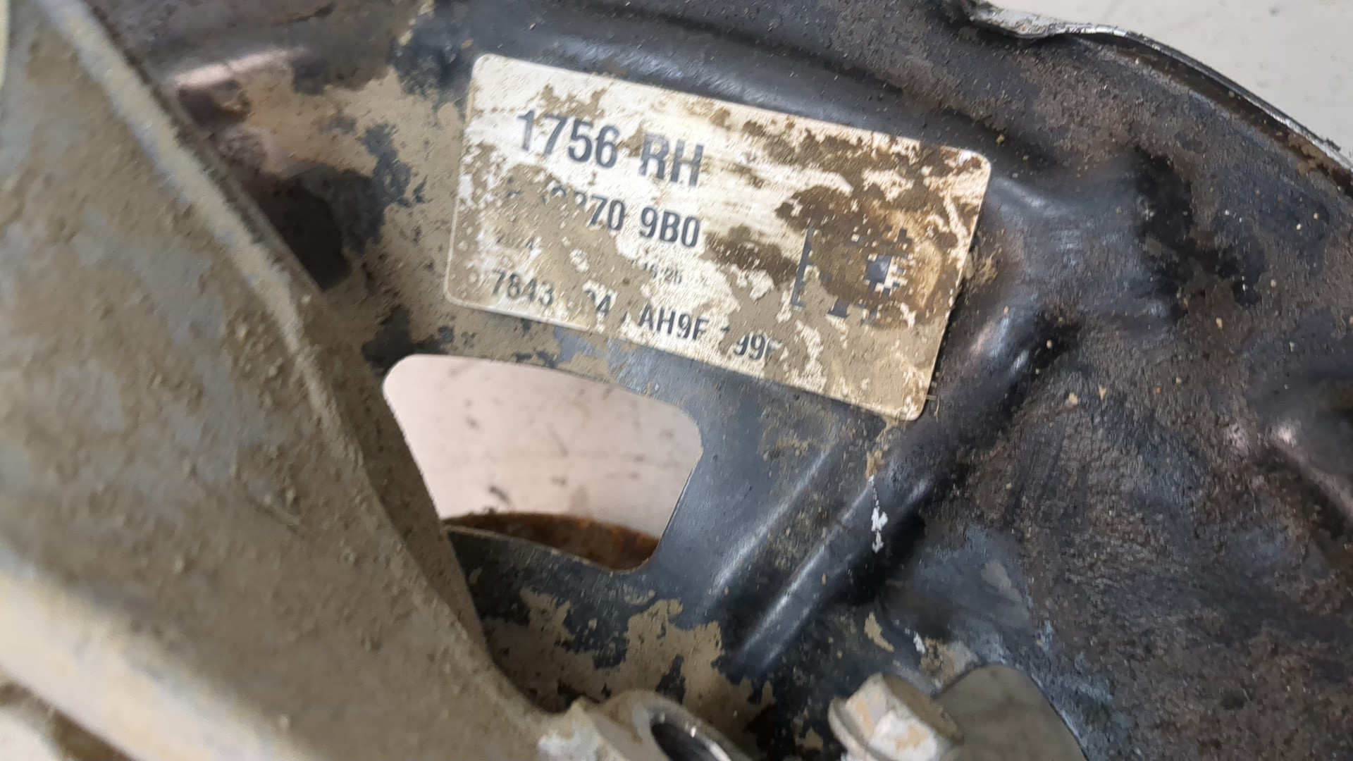 Кулак поворотный передний правый