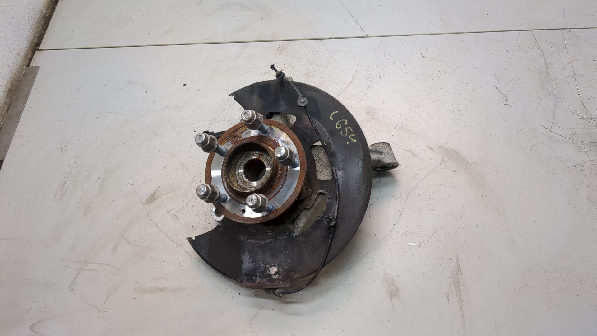 Кулак поворотный передний левый