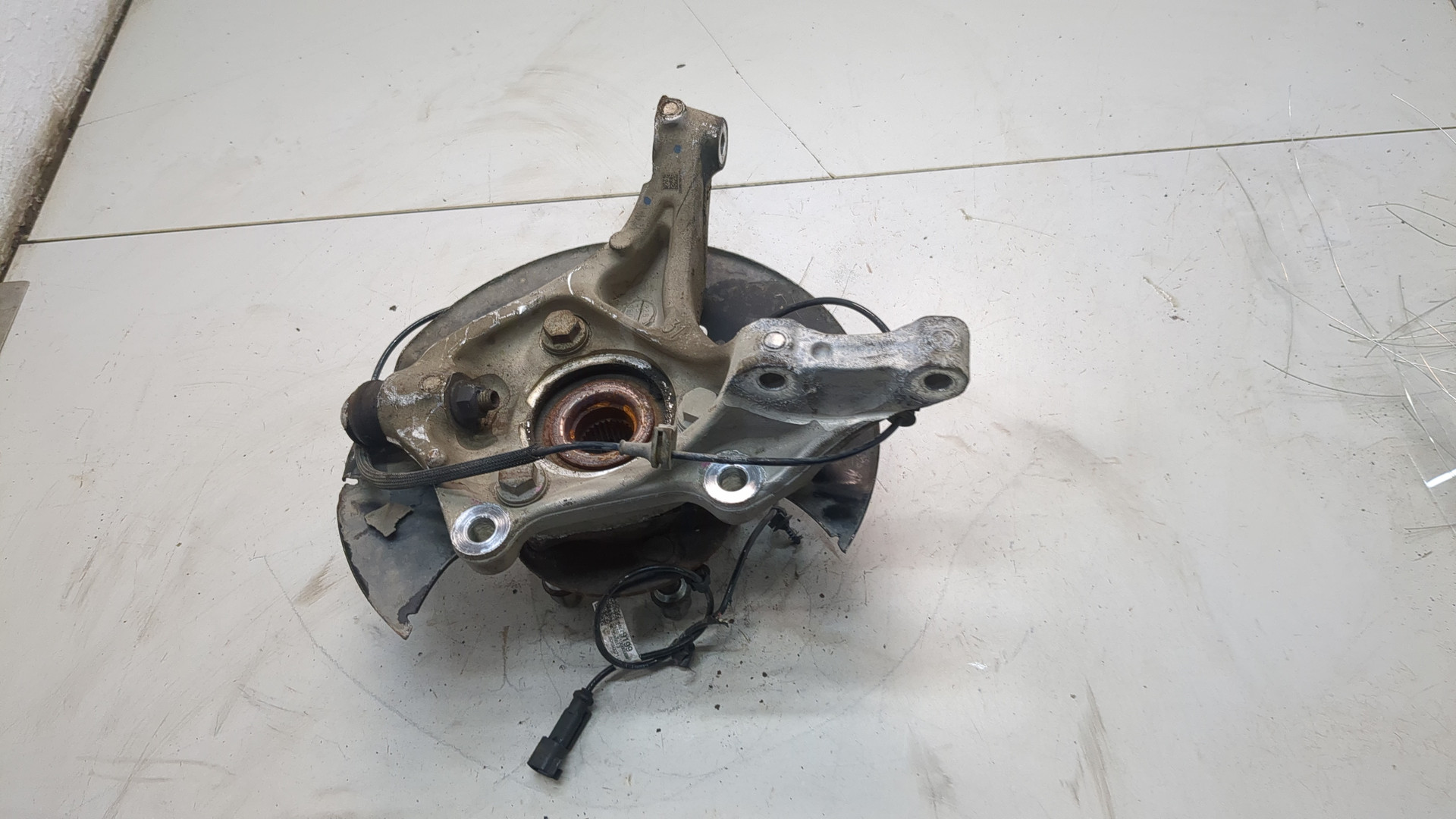 Кулак поворотный передний левый