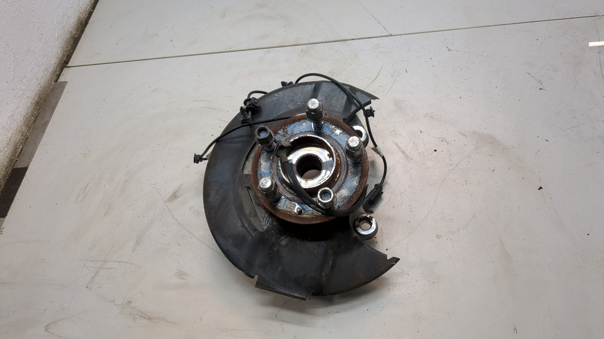 Кулак поворотный передний правый