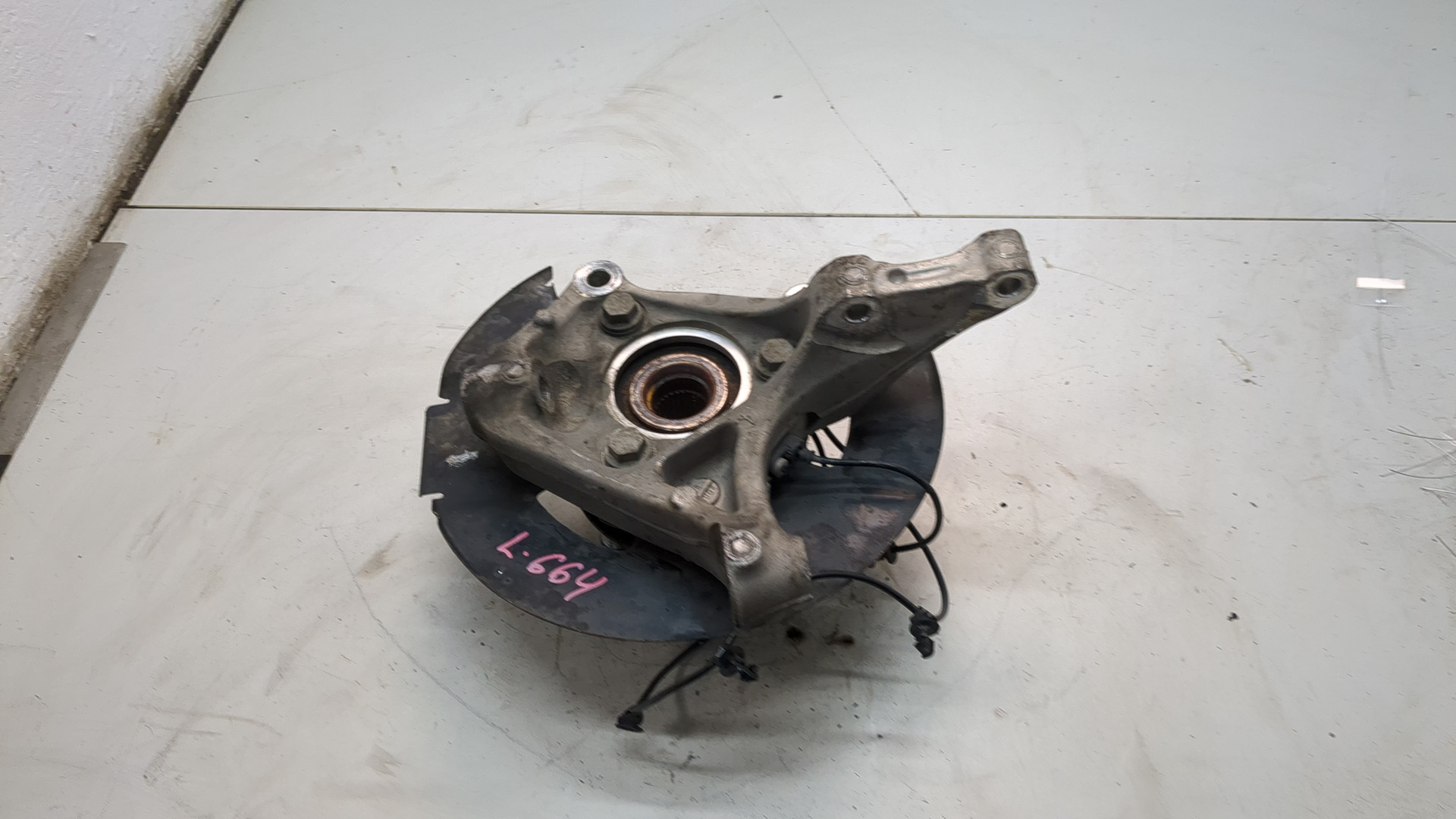 Кулак поворотный передний правый