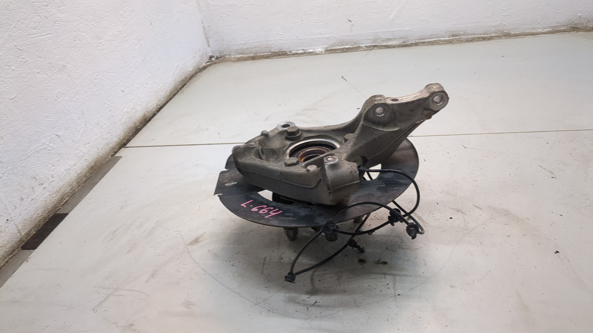 Кулак поворотный передний правый