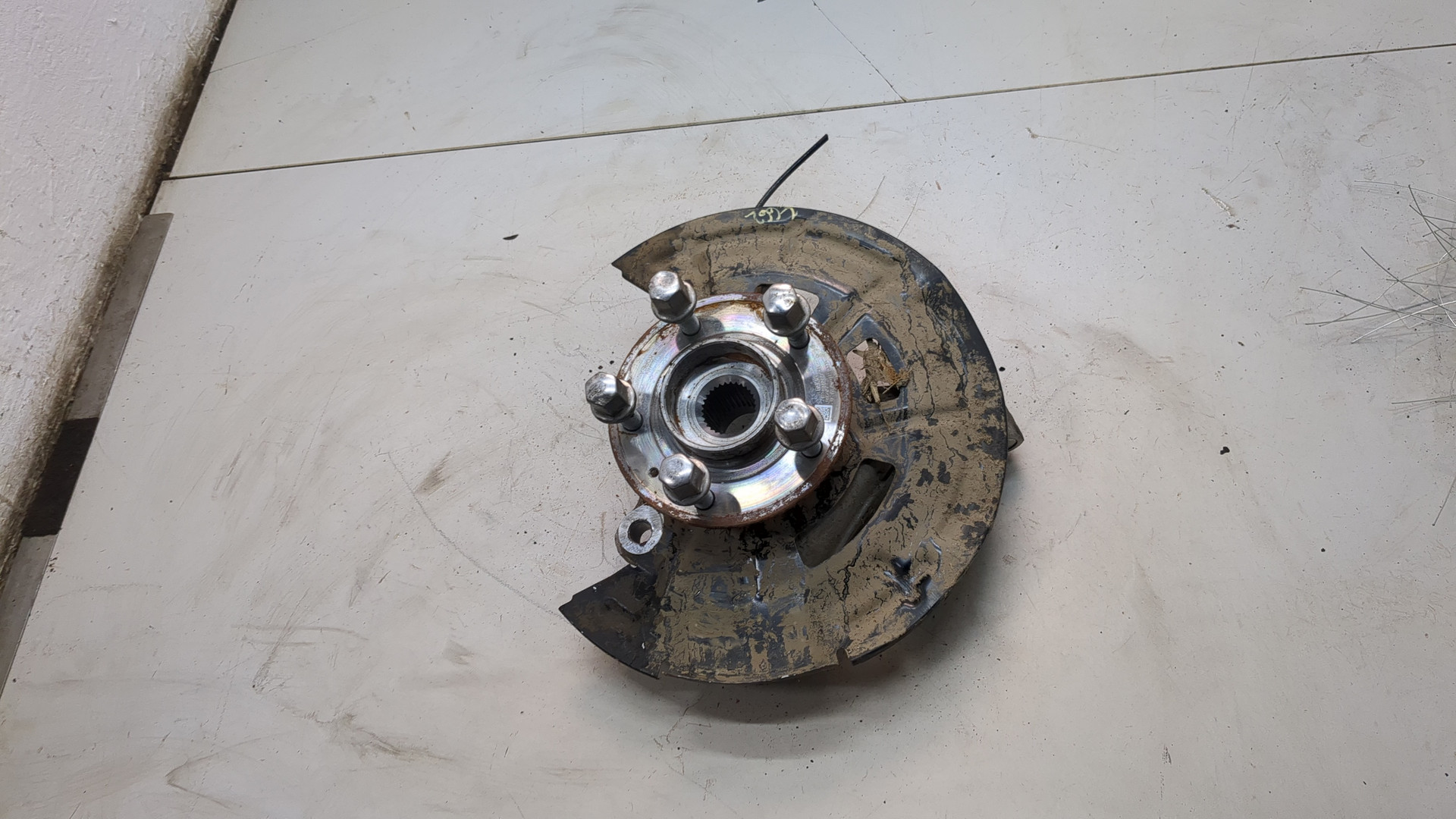 Кулак поворотный передний левый