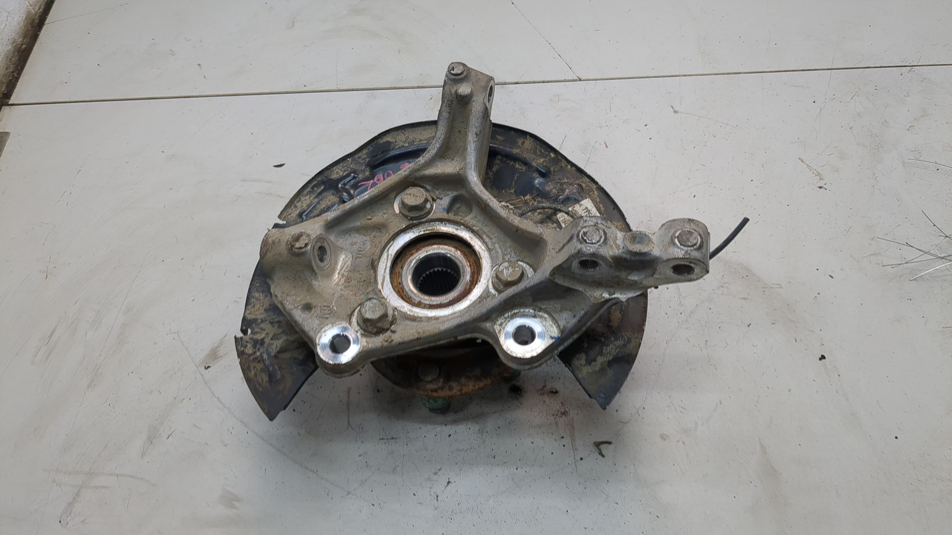 Кулак поворотный передний левый