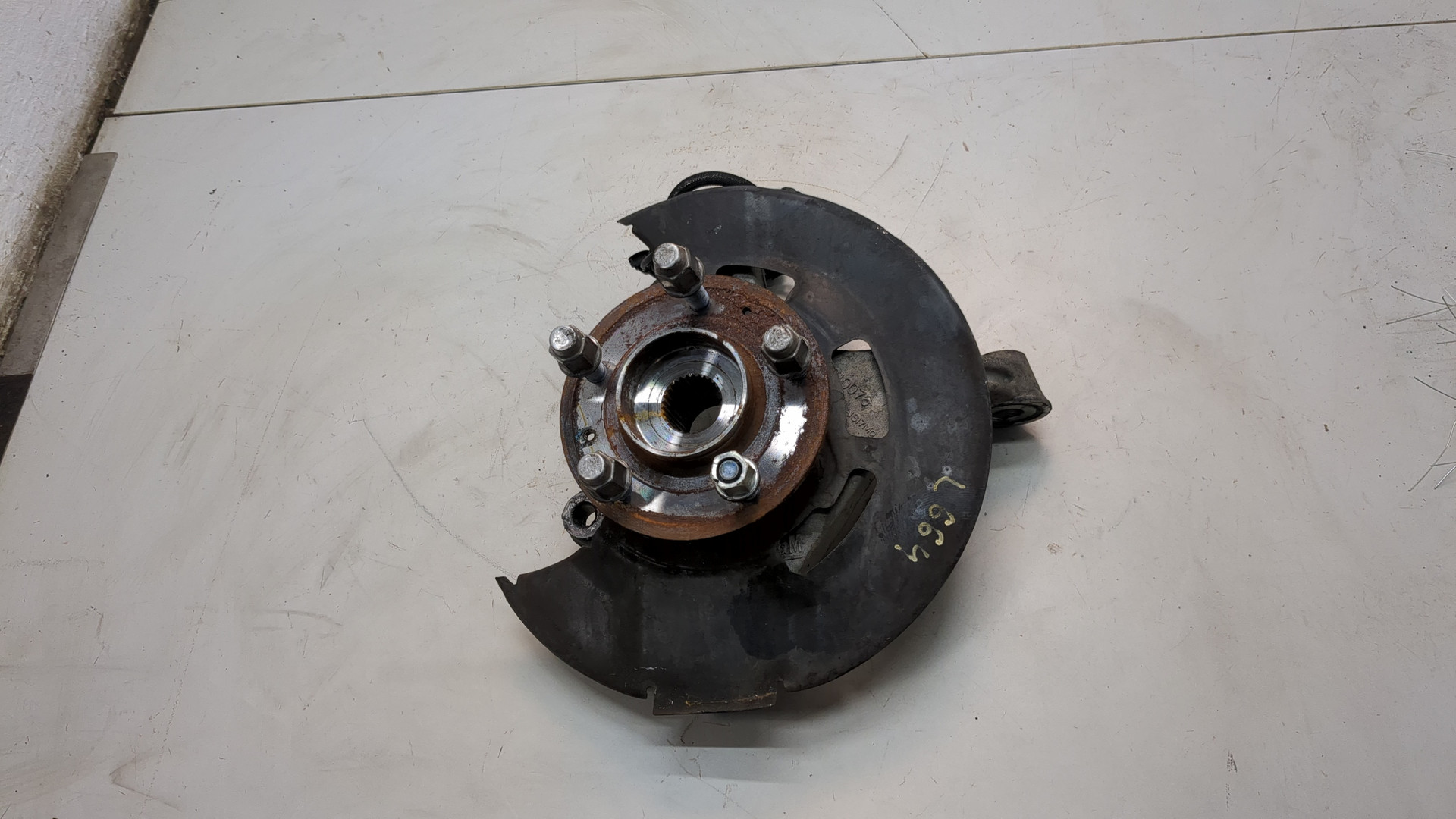 Кулак поворотный передний левый