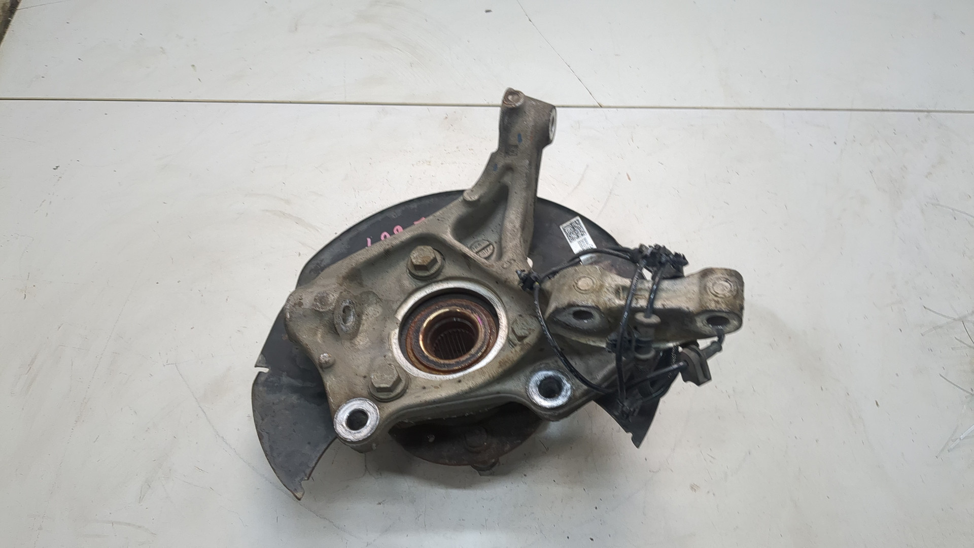 Кулак поворотный передний левый