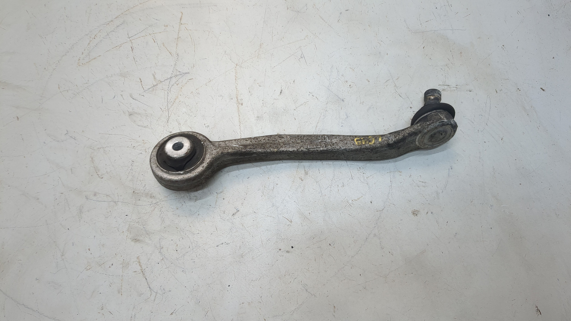Рычаг передний правый