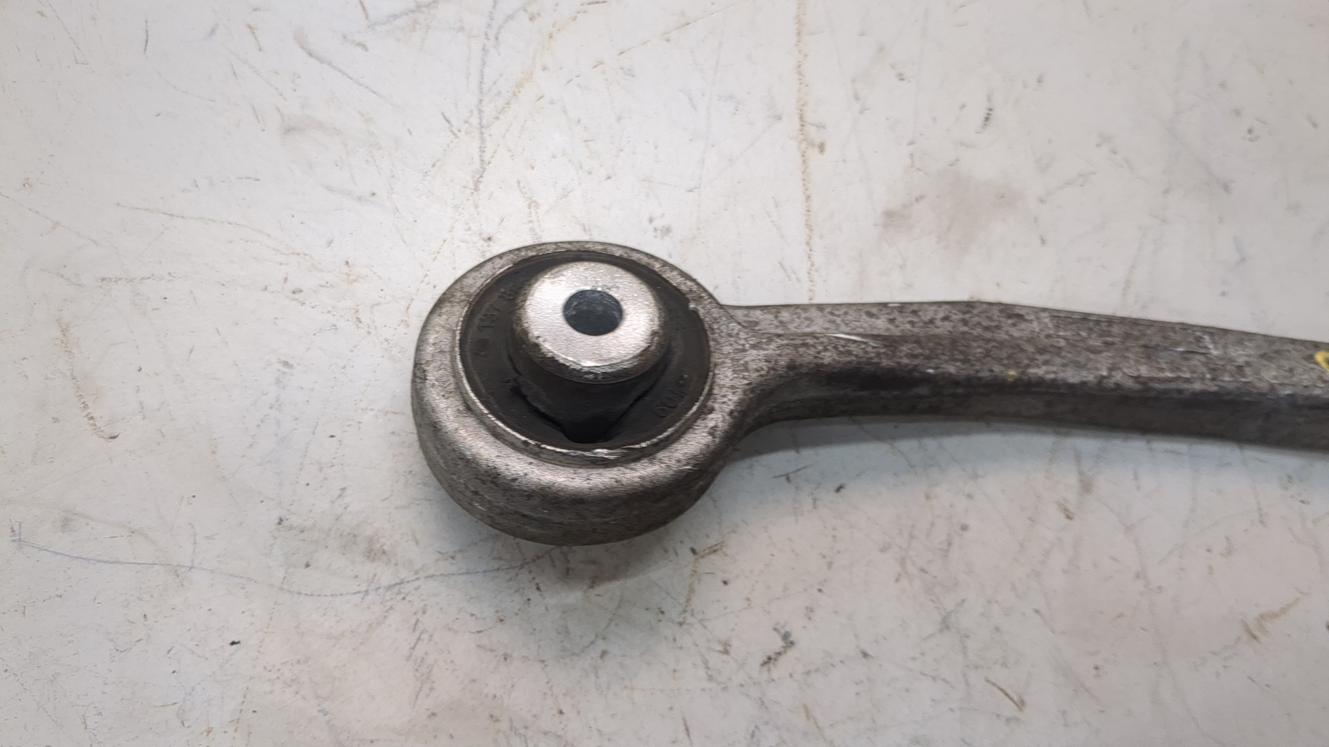 Рычаг передний правый