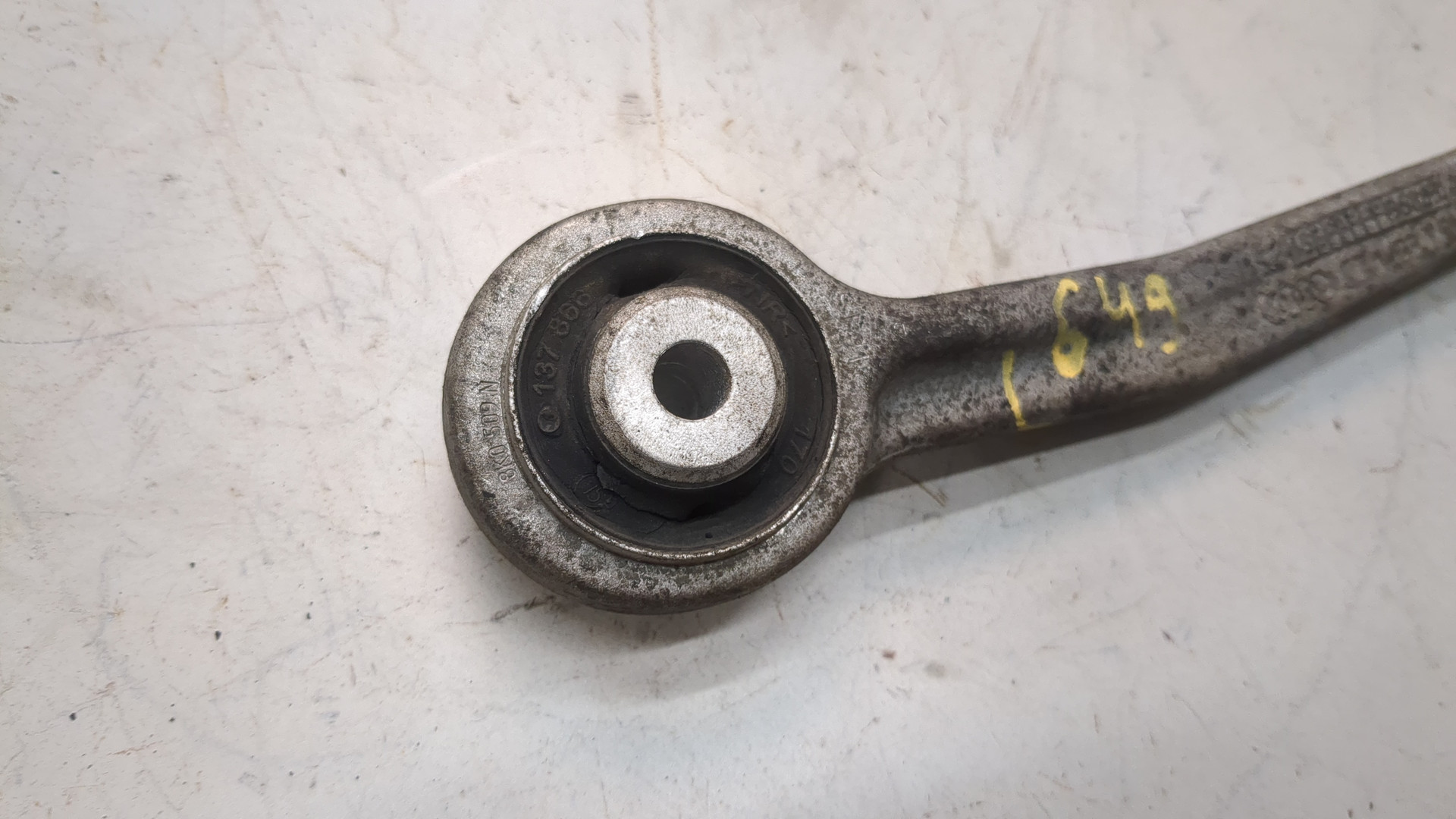 Рычаг передний левый