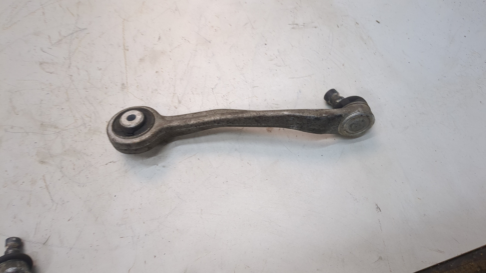 Рычаг передний левый