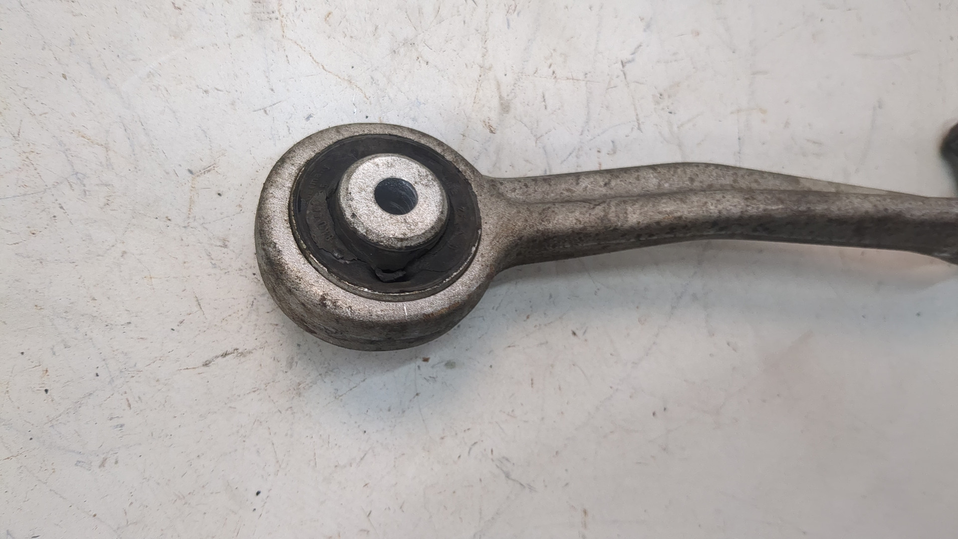 Рычаг передний левый