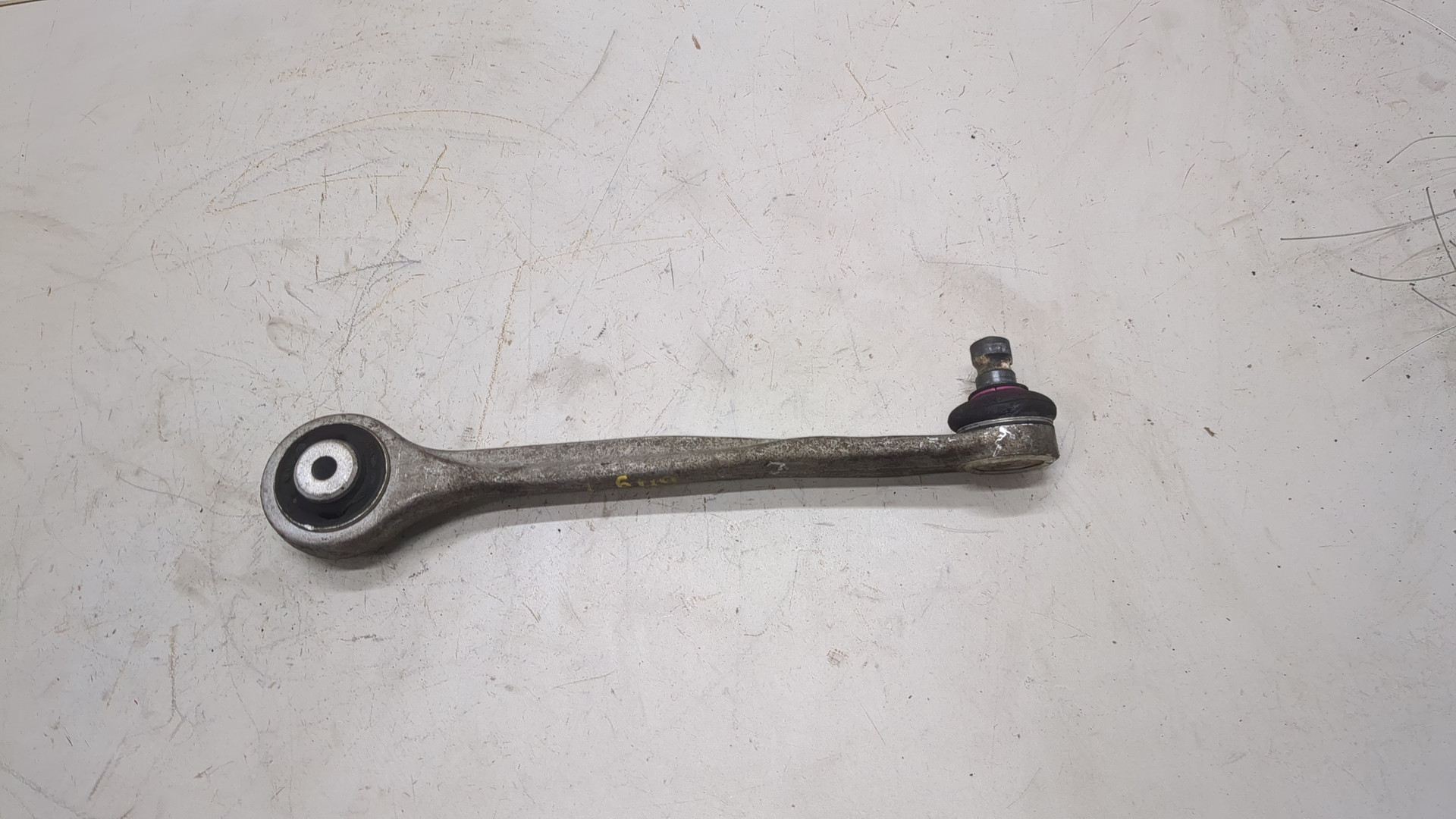 Рычаг передний левый