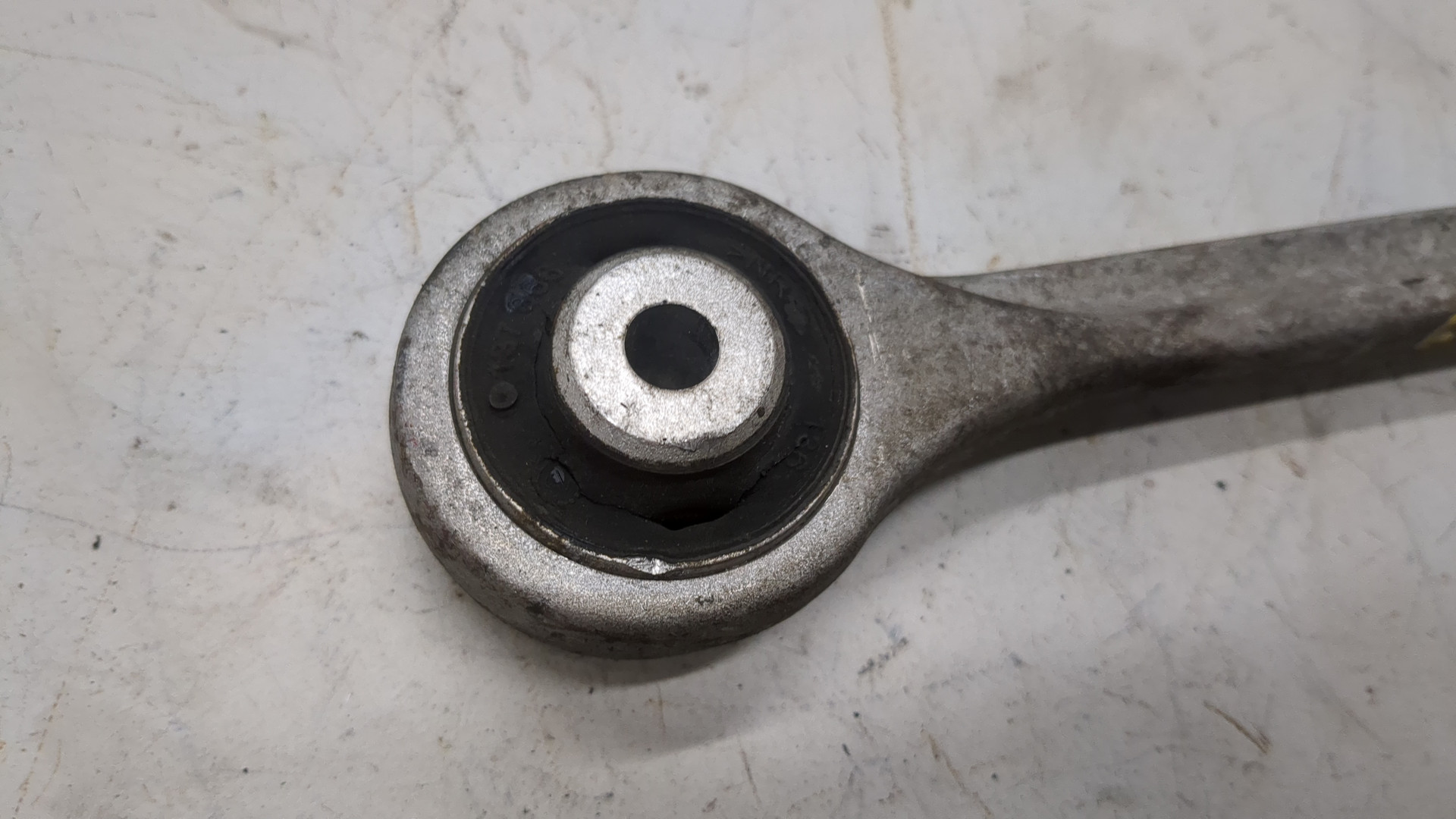 Рычаг передний левый