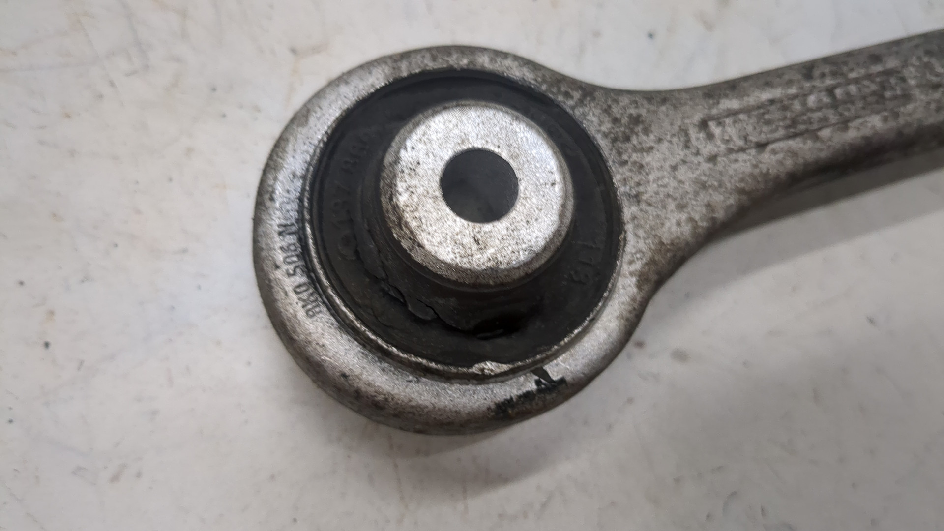 Рычаг передний правый