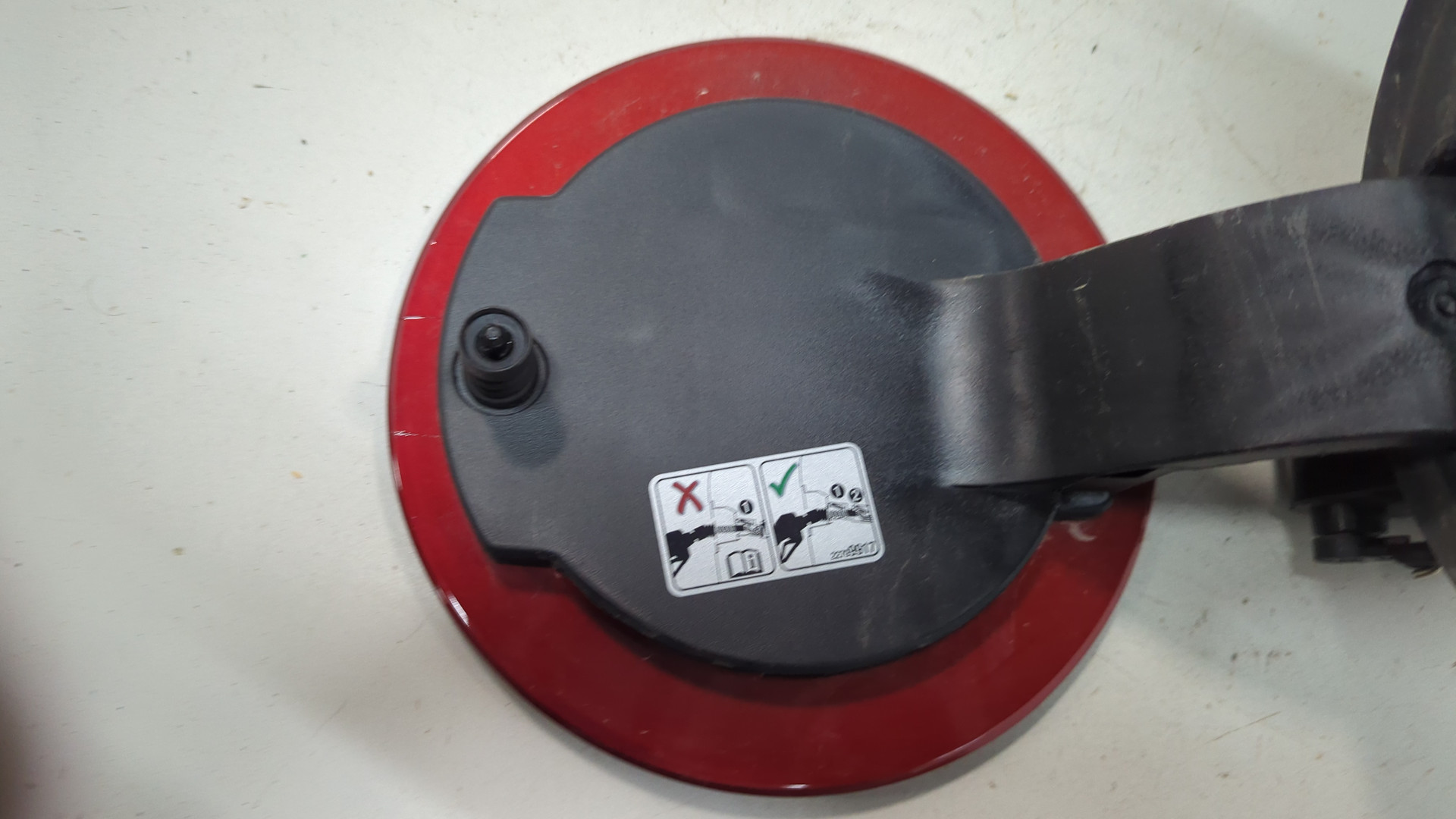 Лючок бензобака