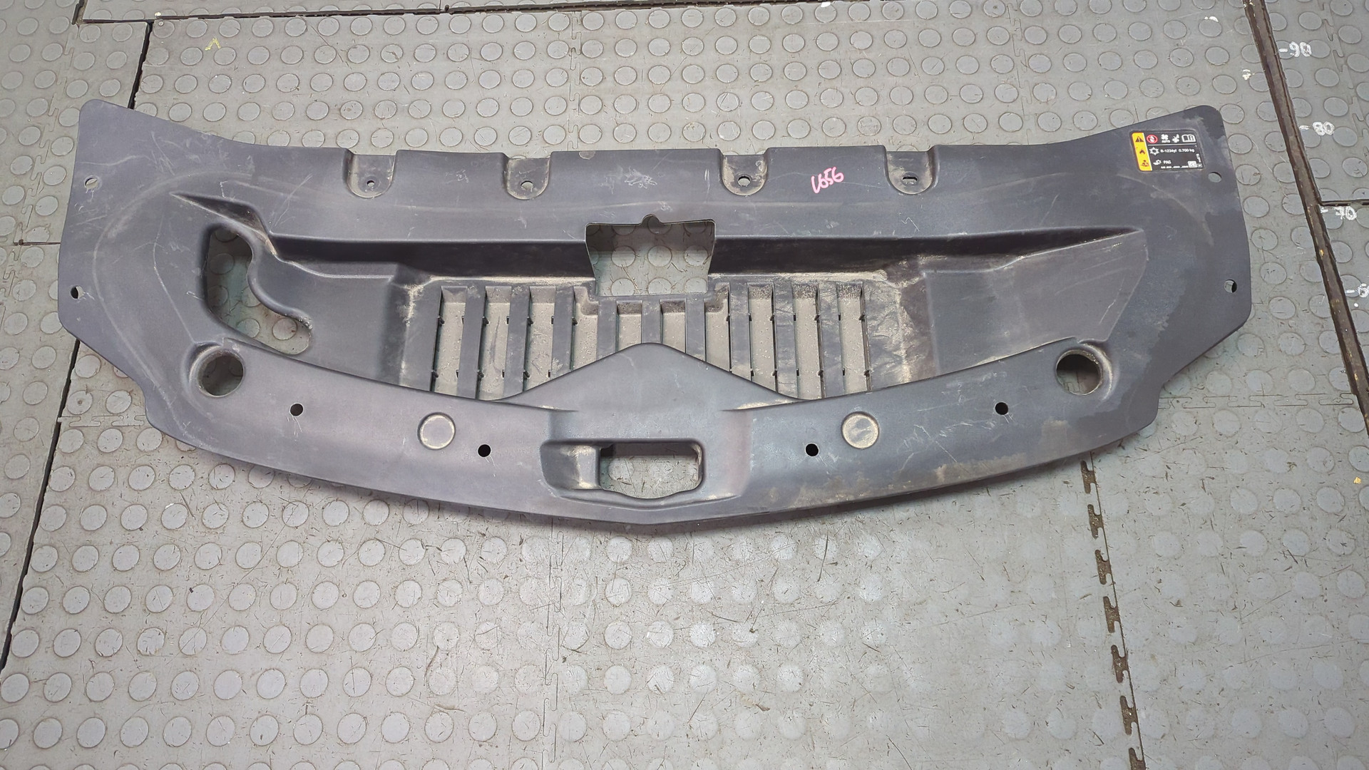 Кожух замка капота