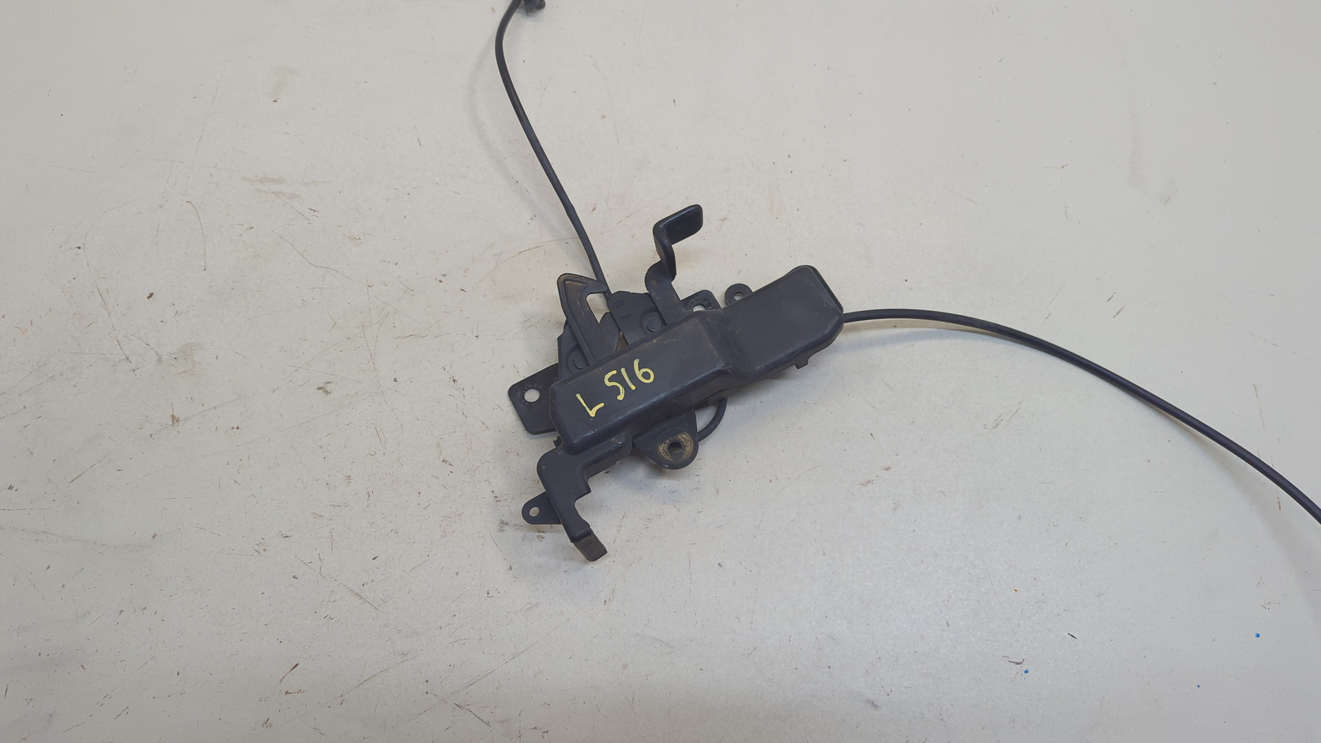 Замок капота