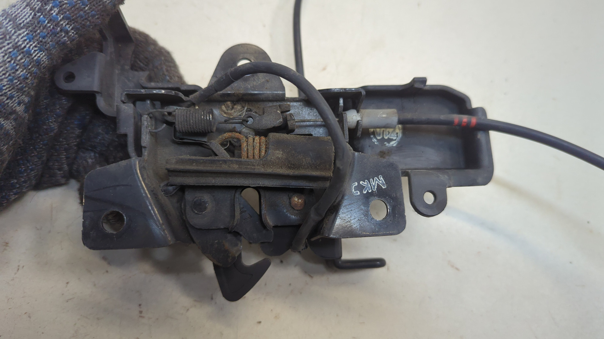 Замок капота