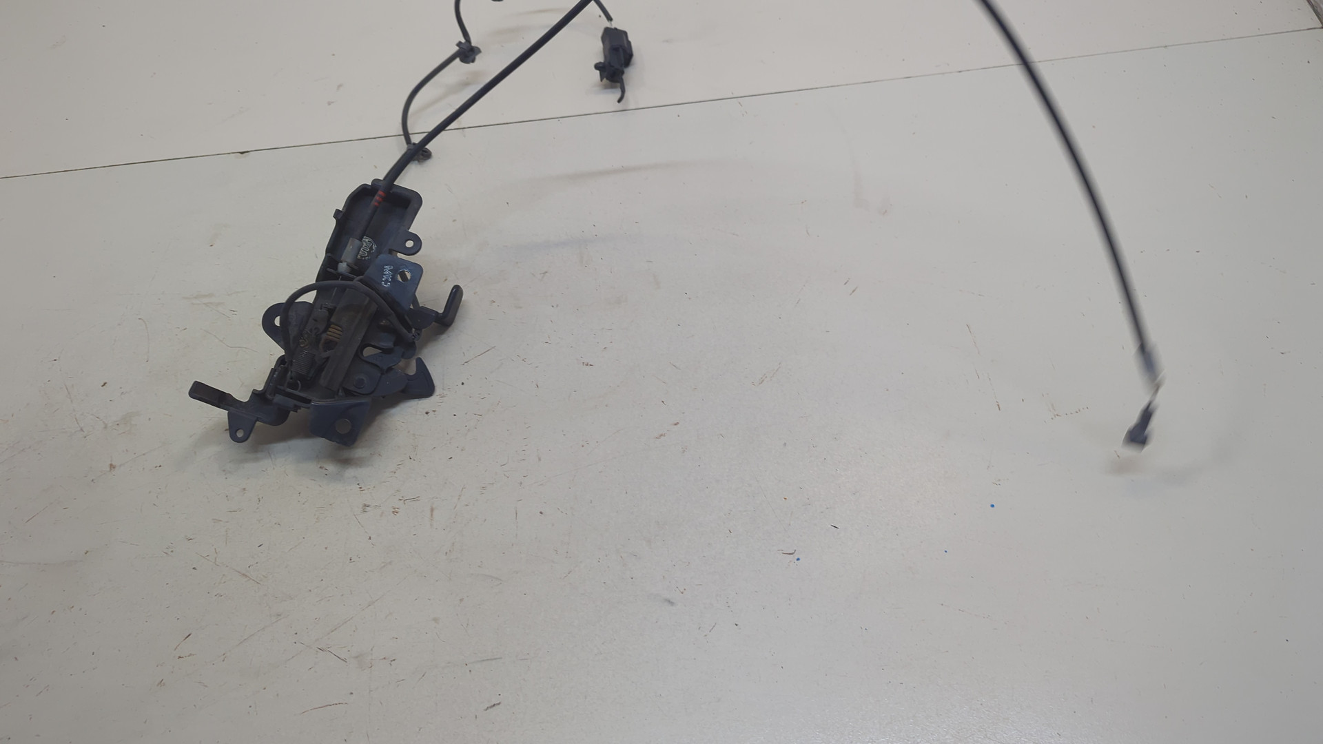 Замок капота