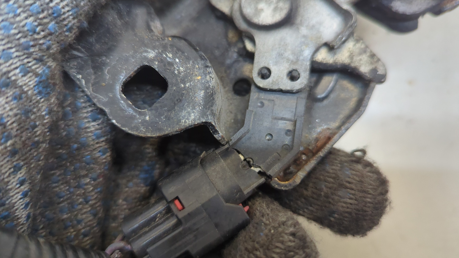 Замок капота