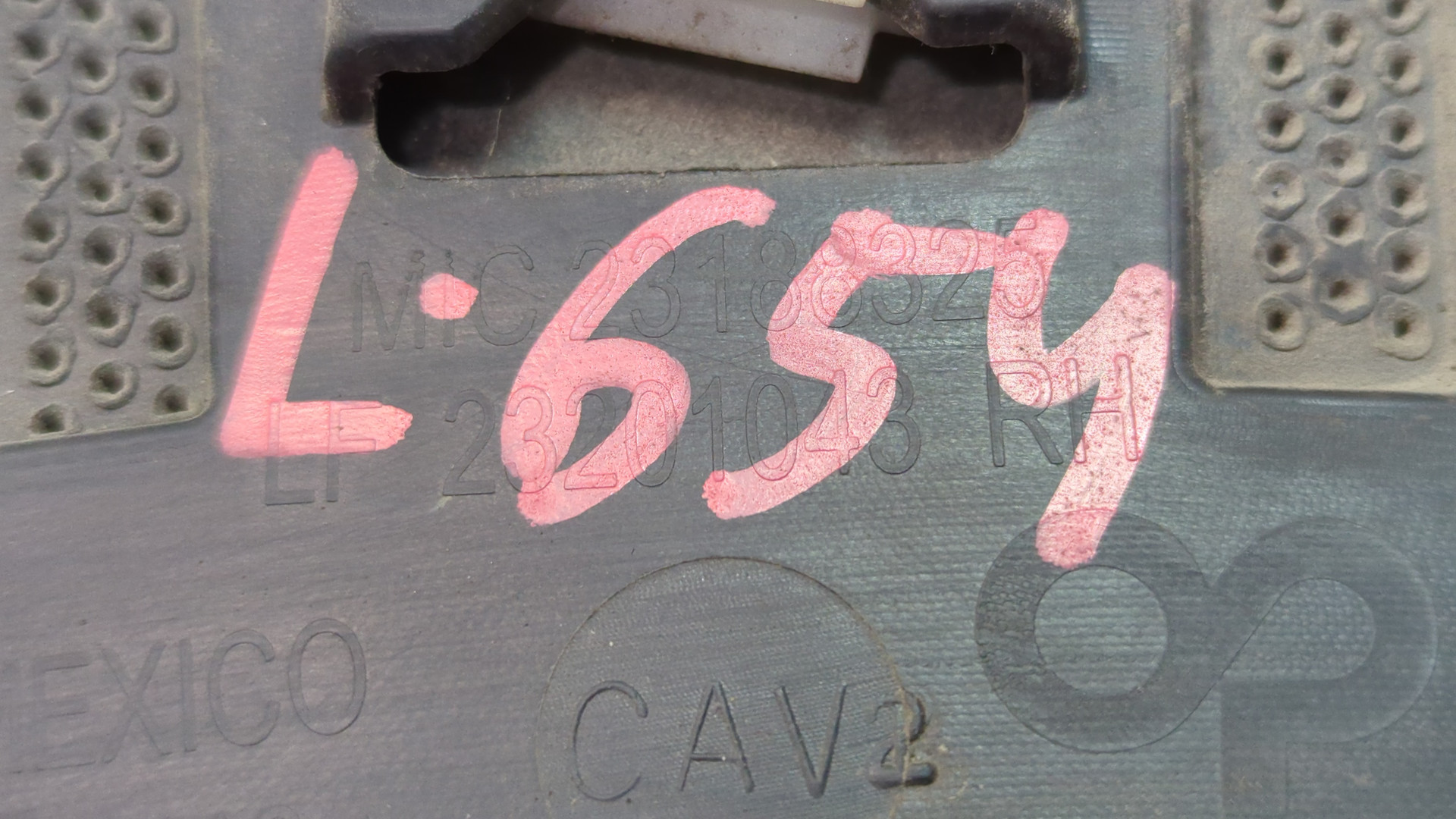 Молдинг заднего крыла правого