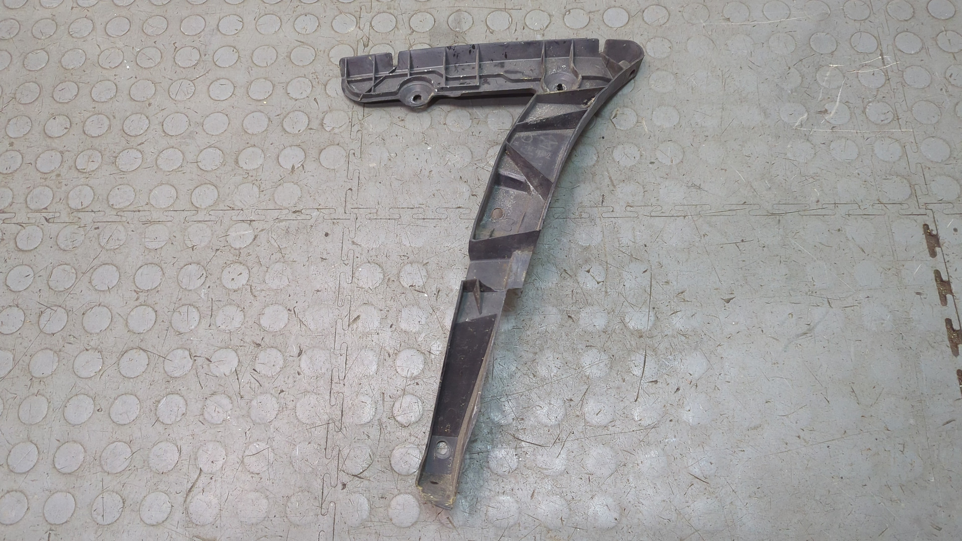 Кронштейн заднего бампера правый