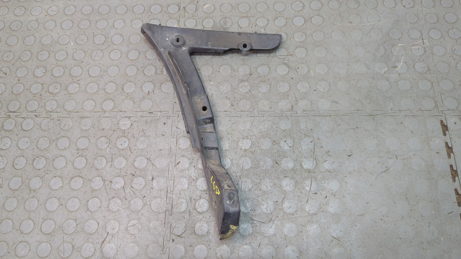 Кронштейн заднего бампера правый