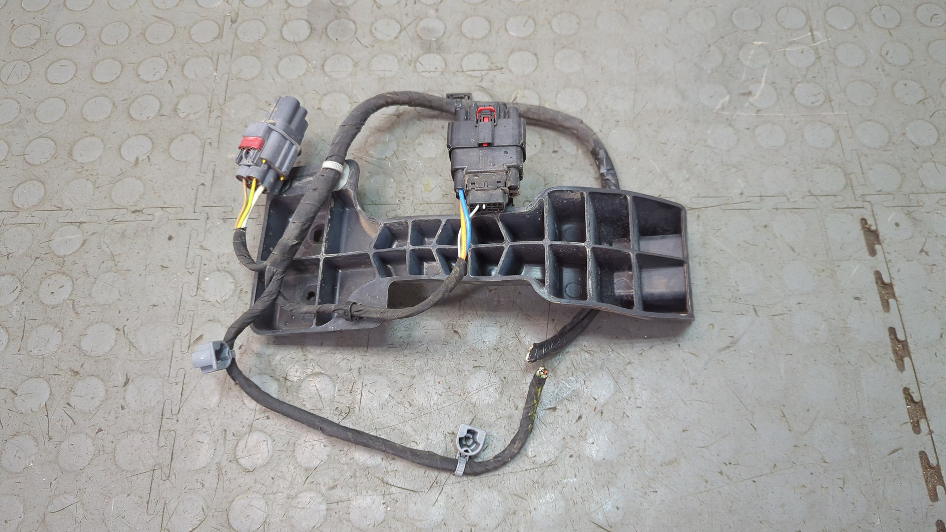 Кронштейн заднего бампера правый