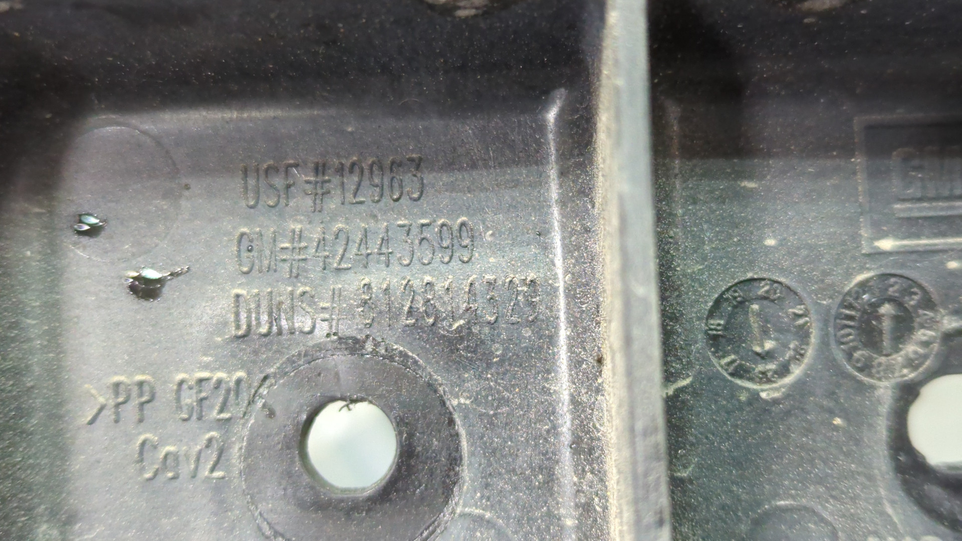 Кронштейн заднего бампера правый