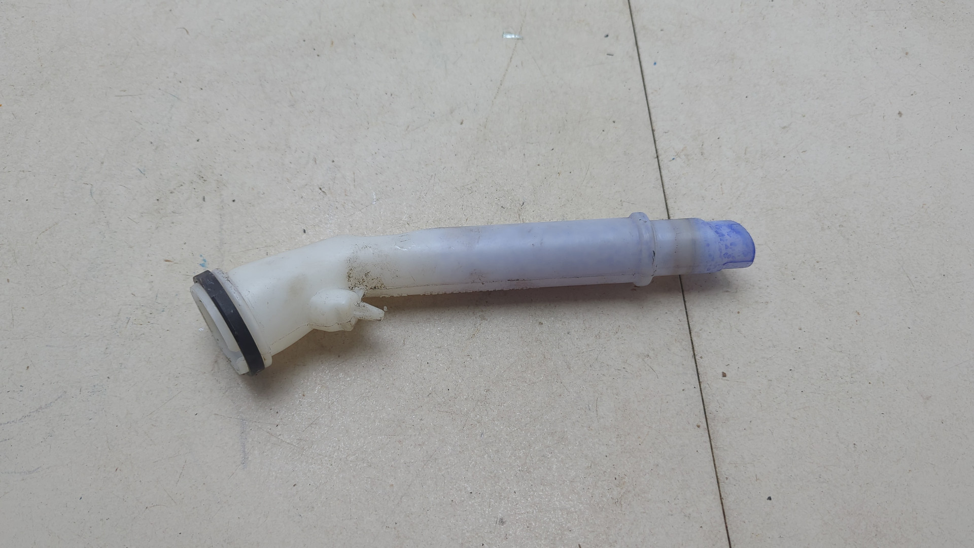 Горловина бачка омывателя