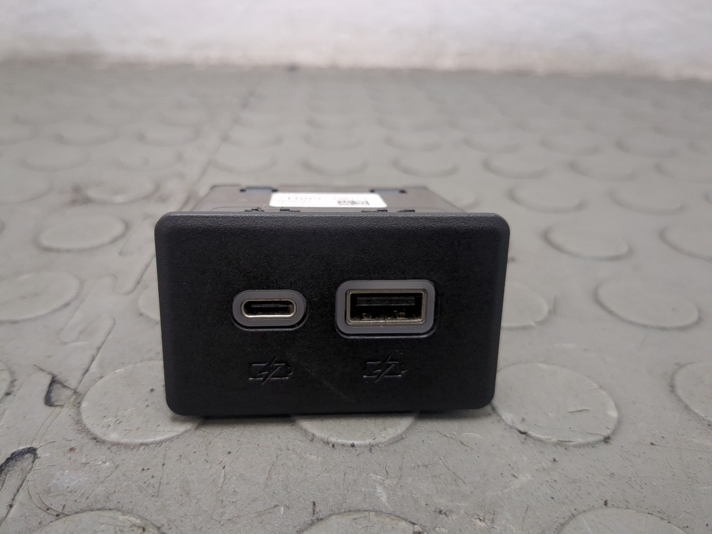 Гнездо AUX / USB IN