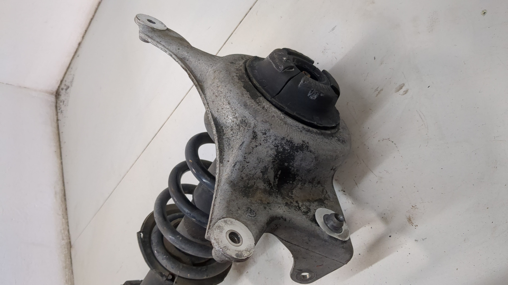 Амортизатор передний правый