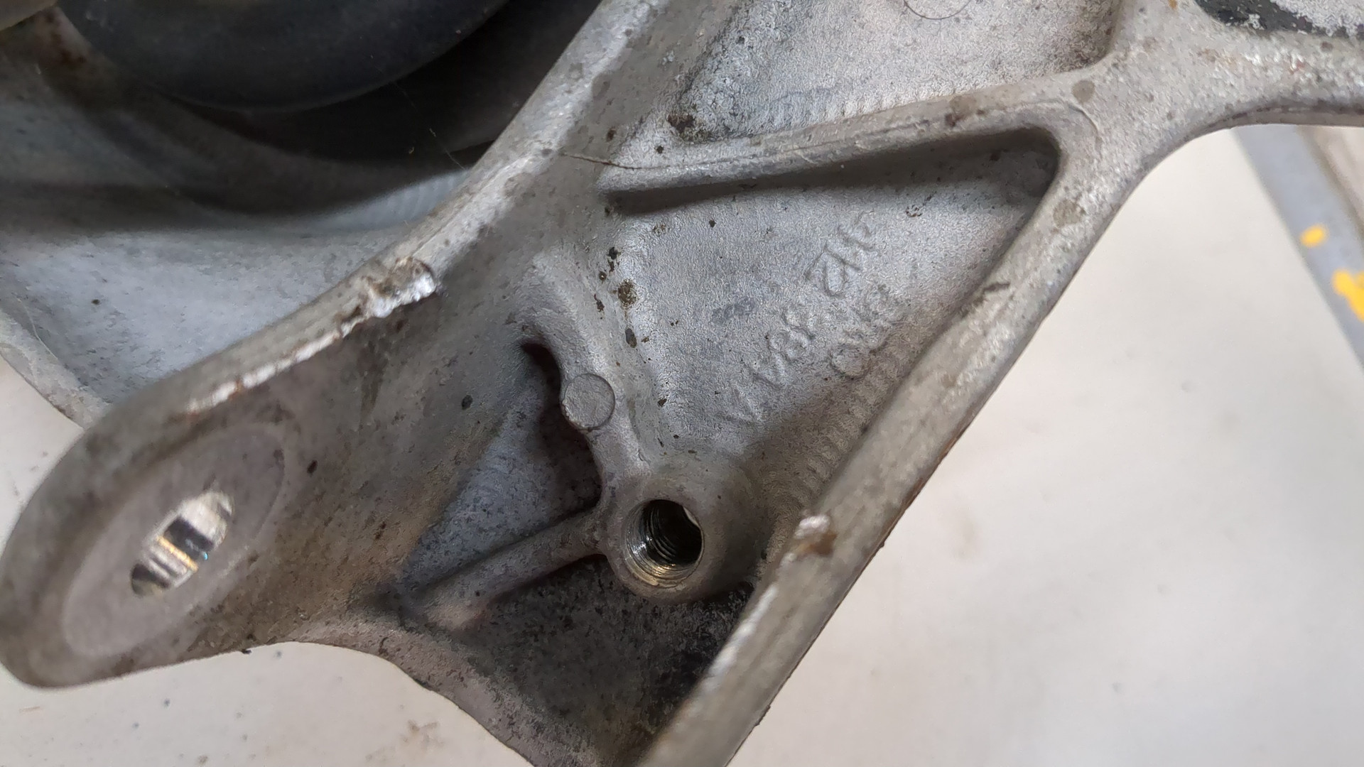 Амортизатор передний правый