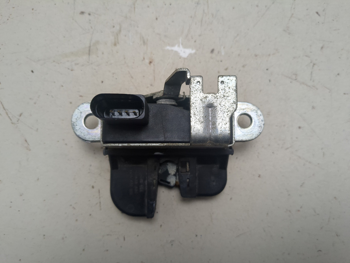 Замок багажника