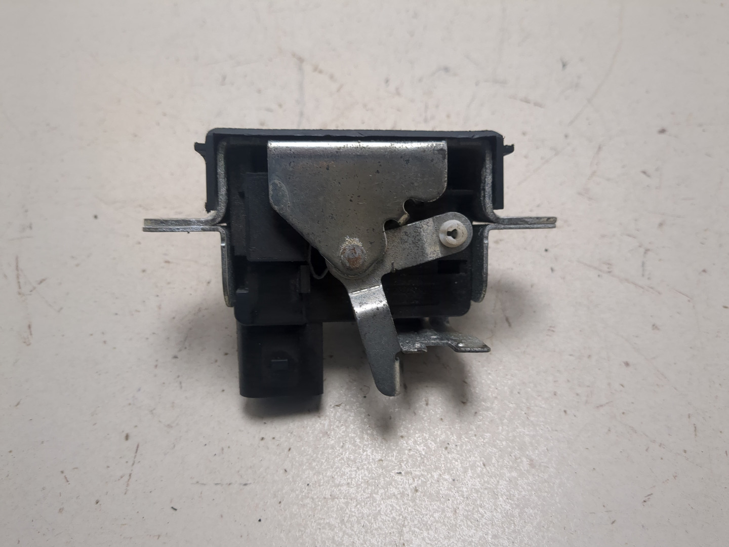 Замок багажника