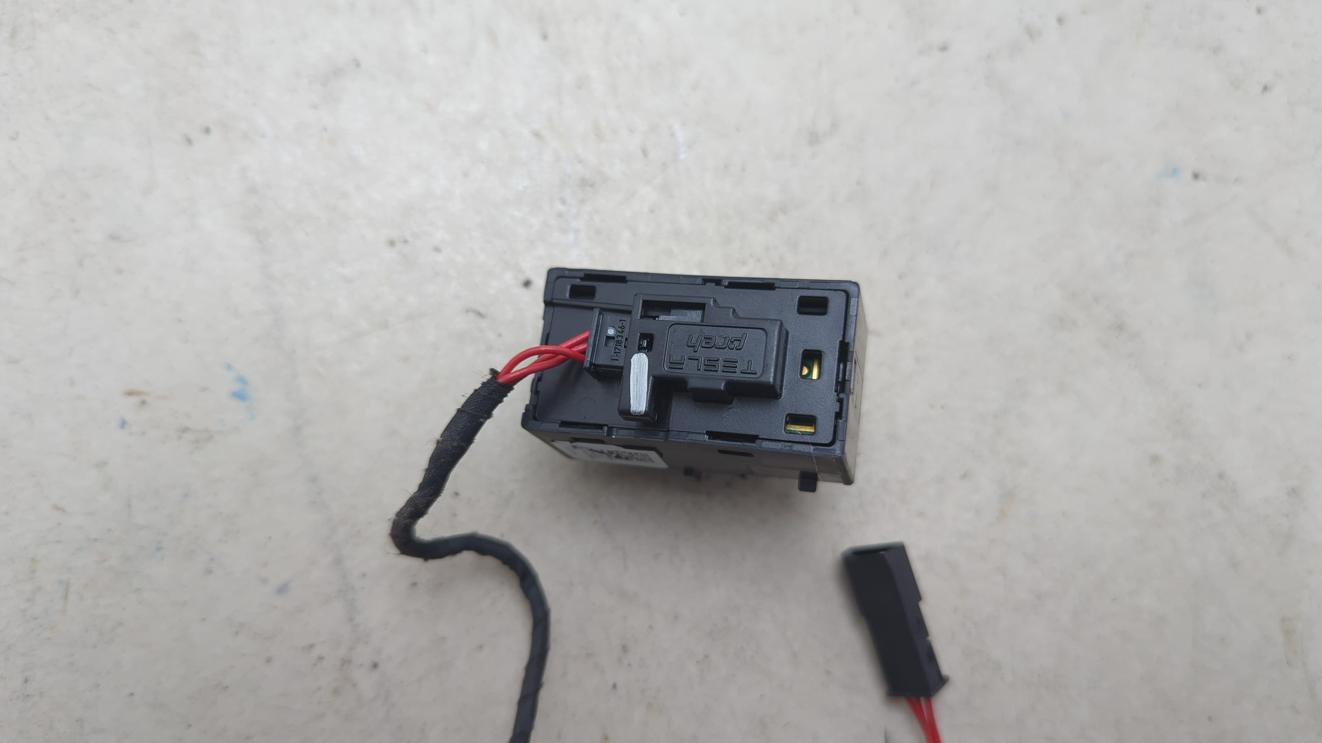 Кнопка стеклоподъемника