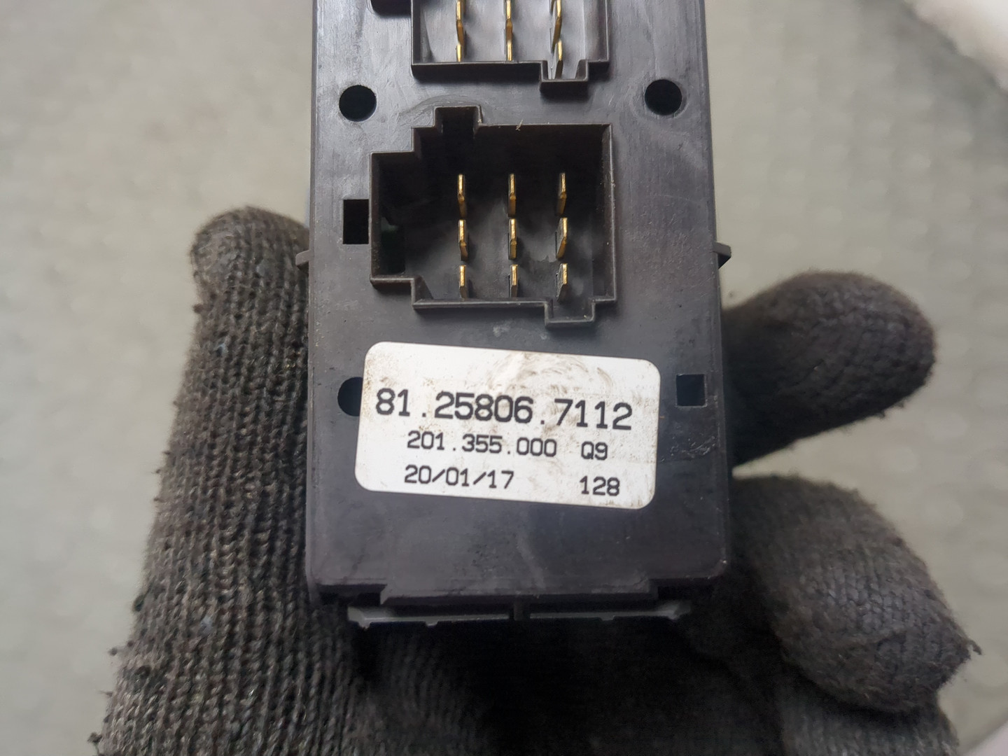 Кнопка стеклоподъемника