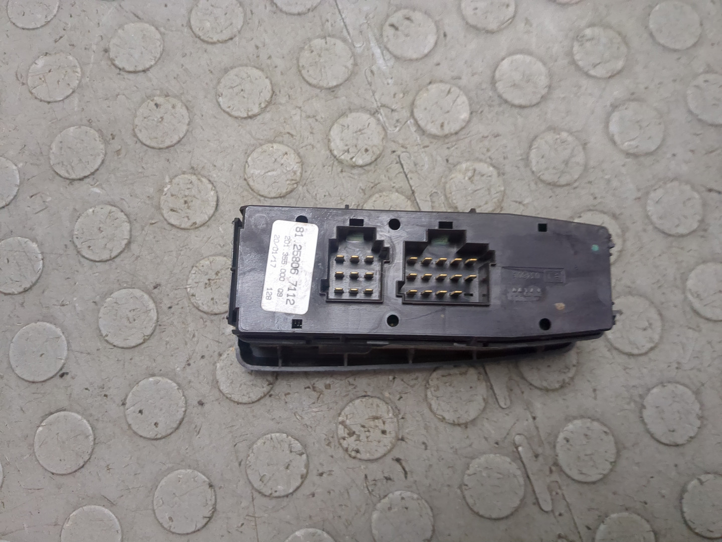 Кнопка стеклоподъемника