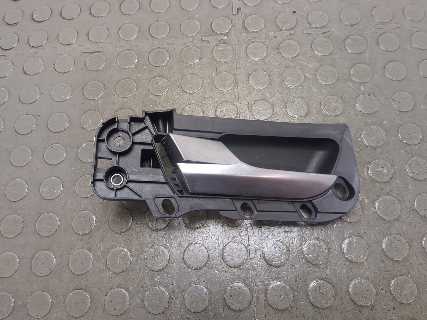 Ручка двери передней внутренняя левая