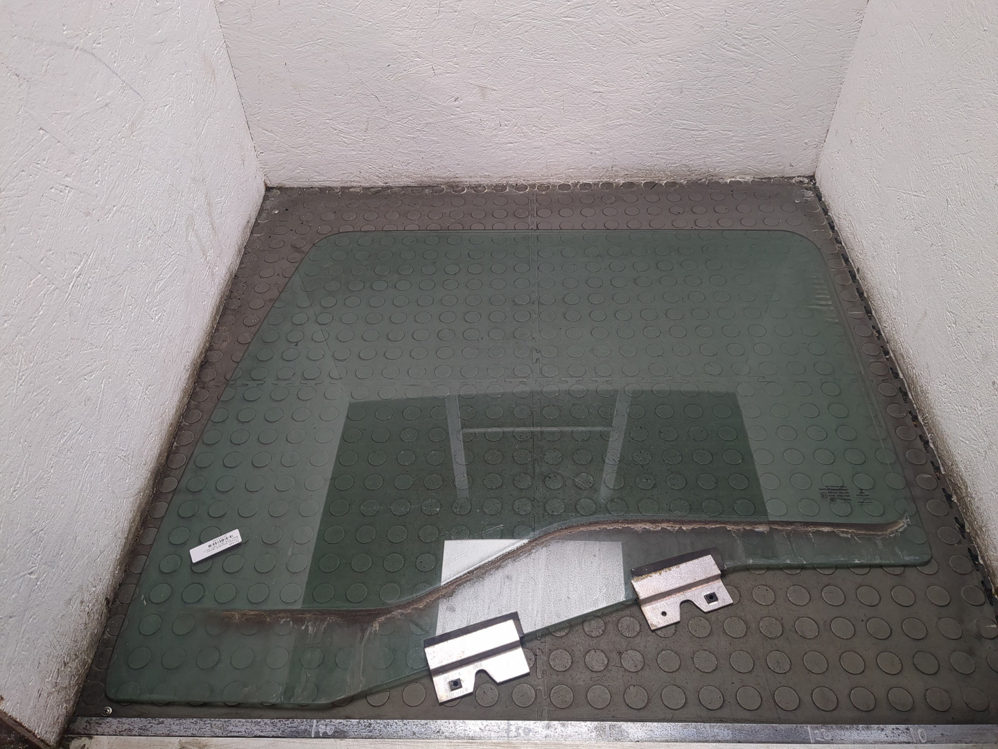 Стекло двери передней левой