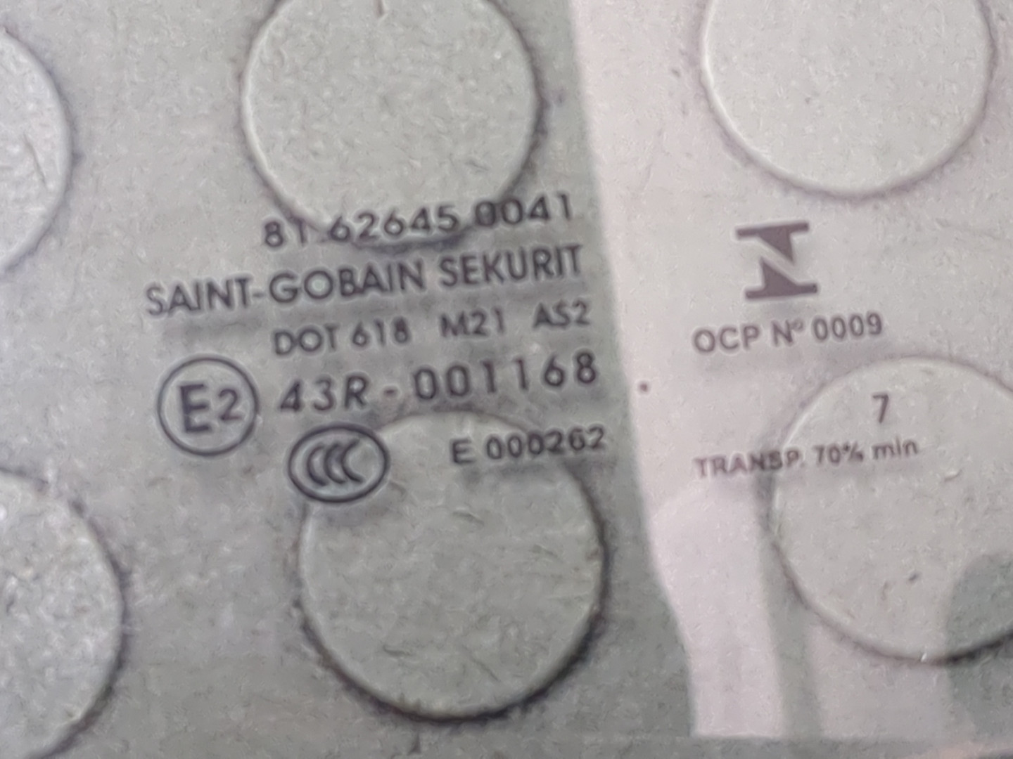 Стекло двери передней левой