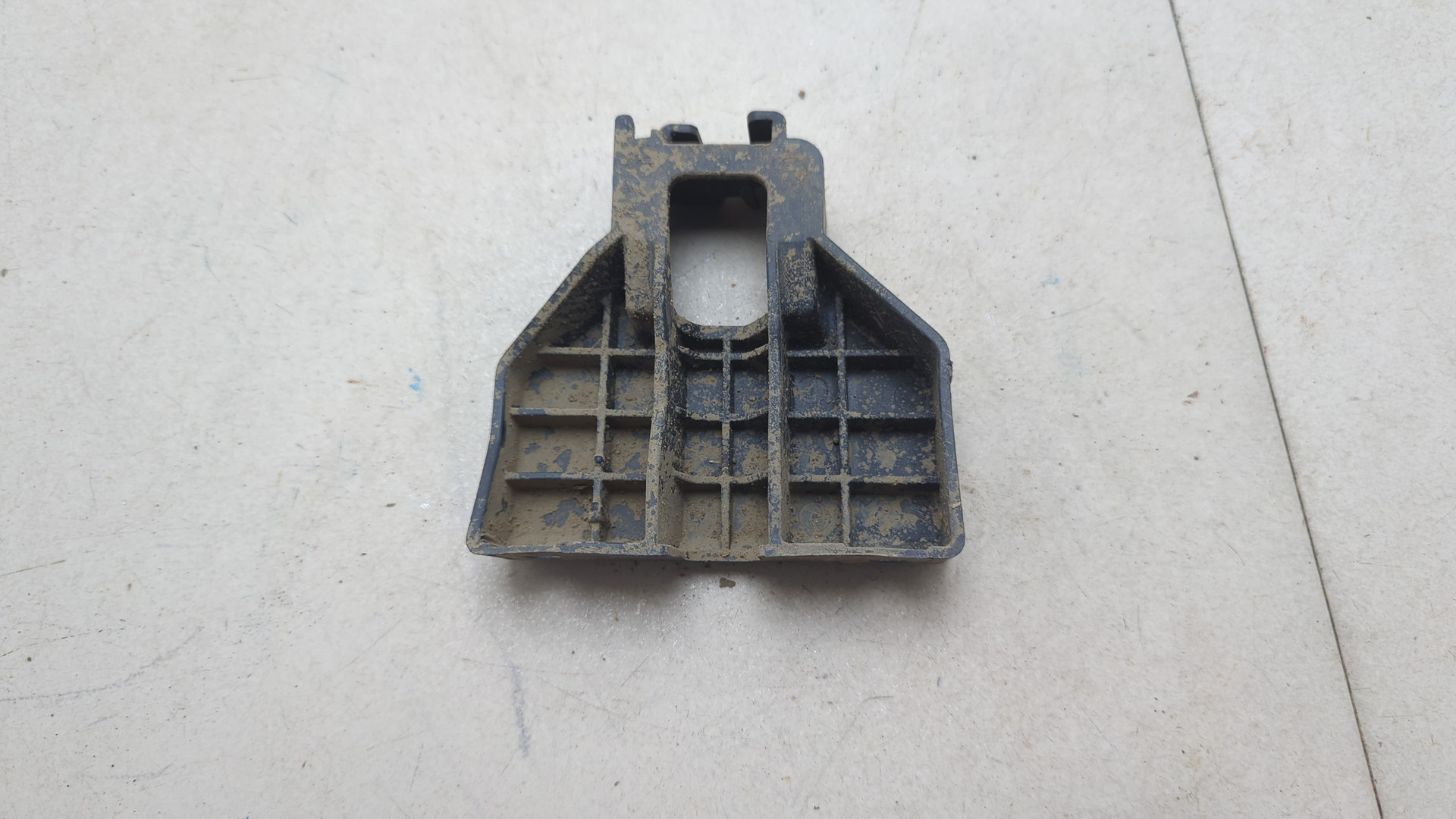 Кронштейн заднего бампера правый