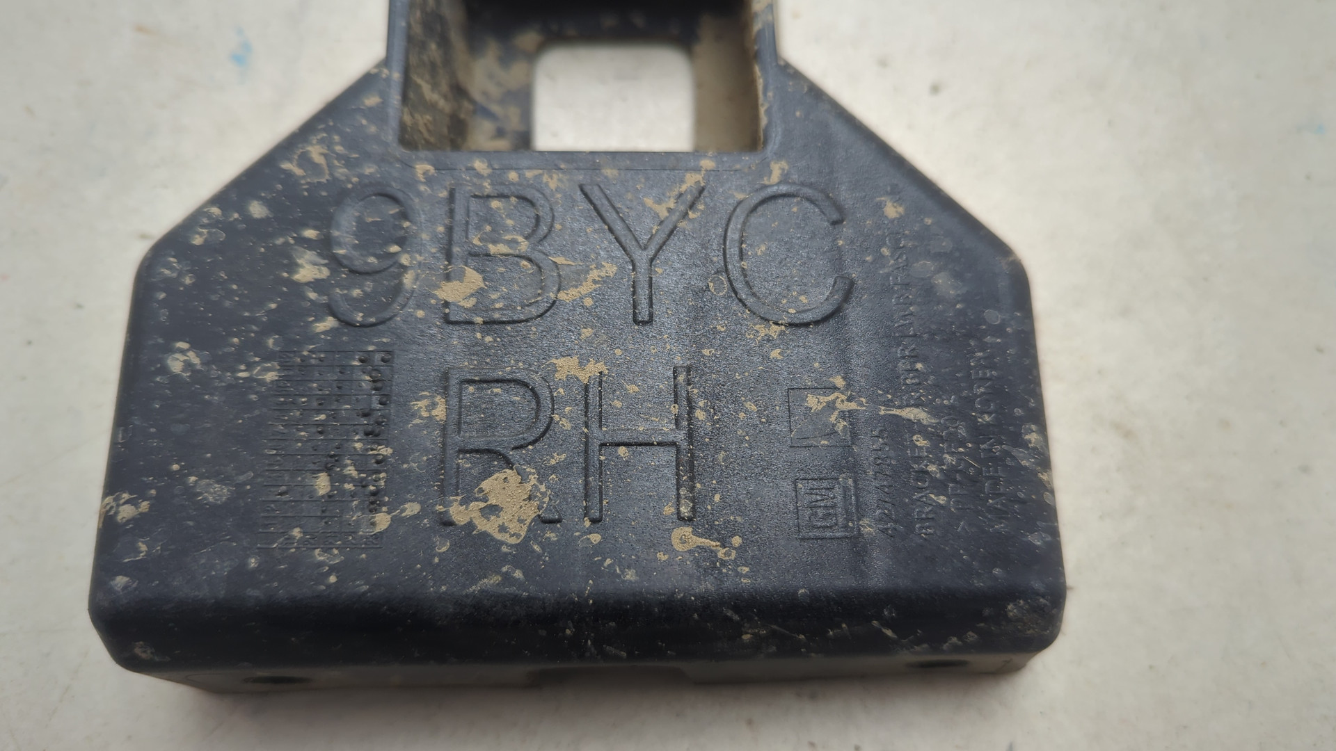 Кронштейн заднего бампера правый