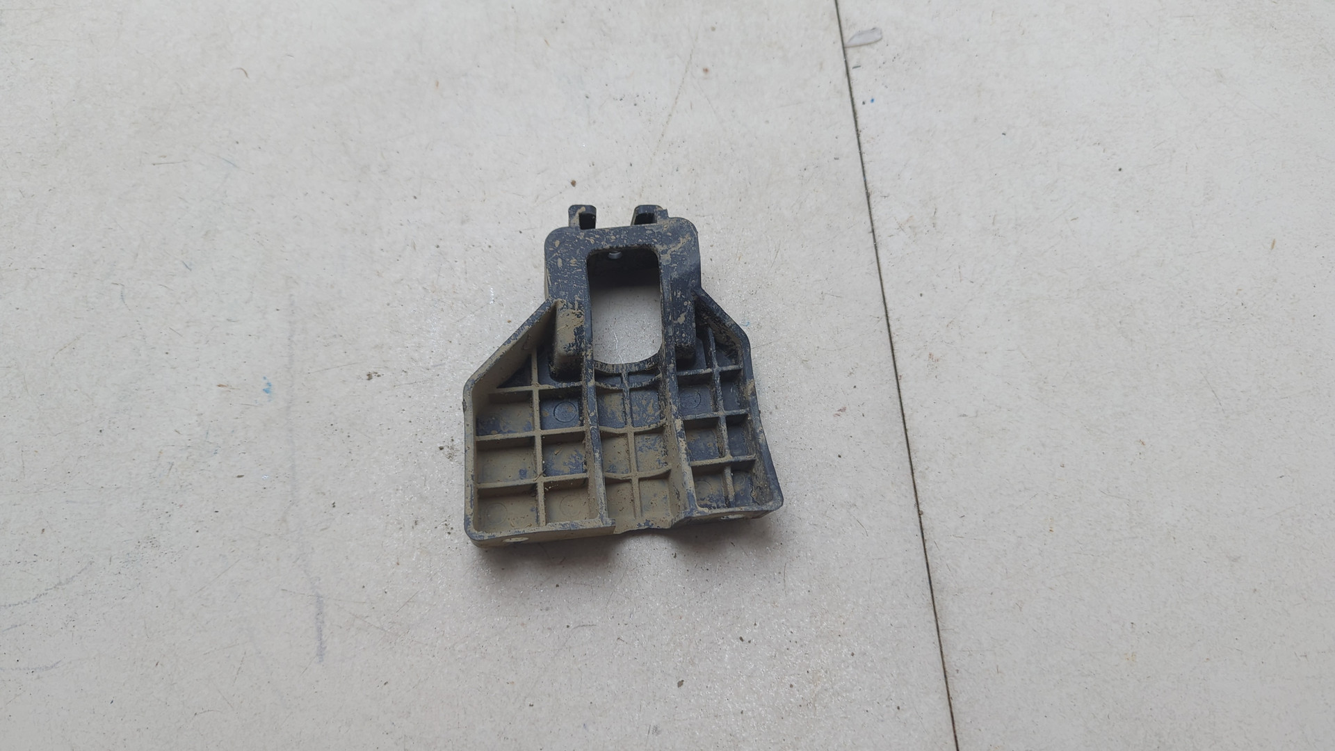 Кронштейн заднего бампера левый