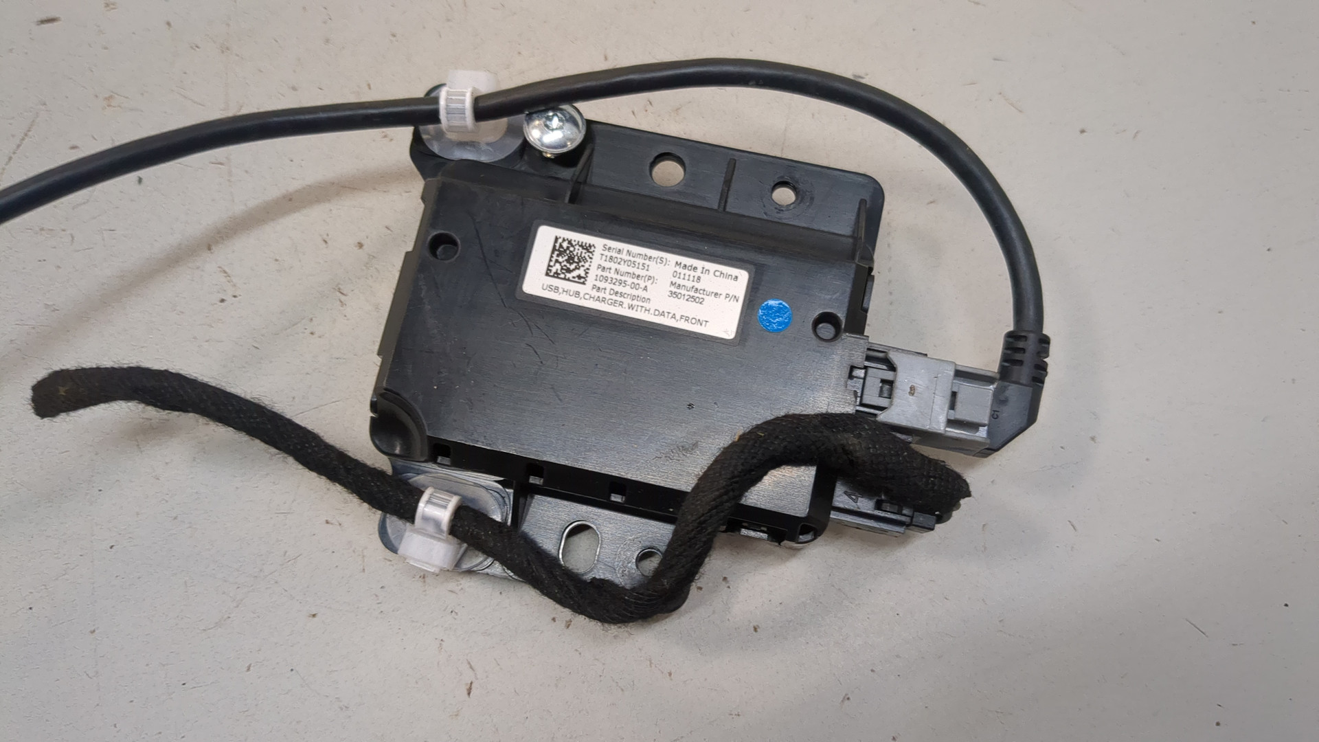 Гнездо AUX / USB IN для Model 3 2017>