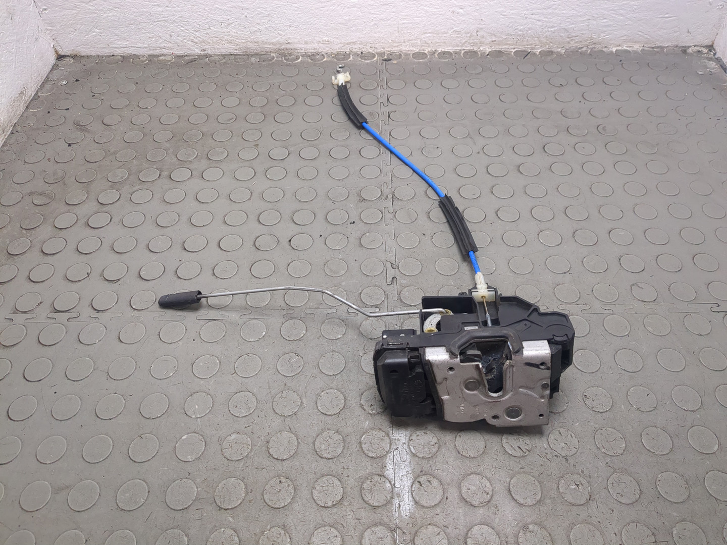 Замок двери передней левой