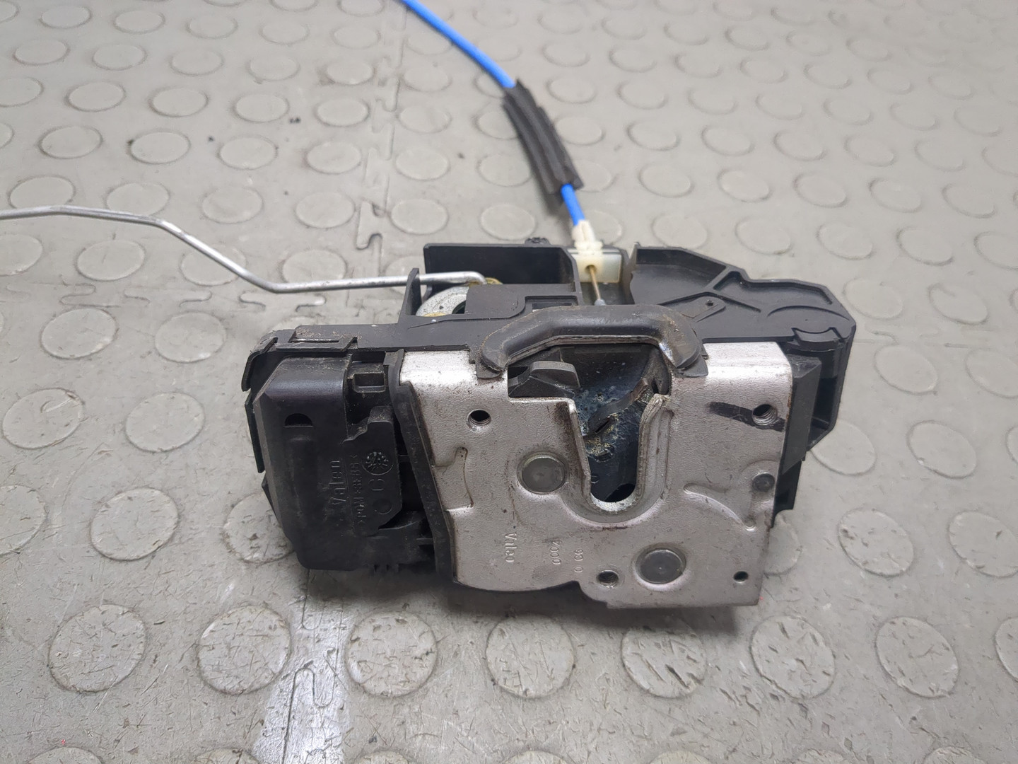 Замок двери передней левой