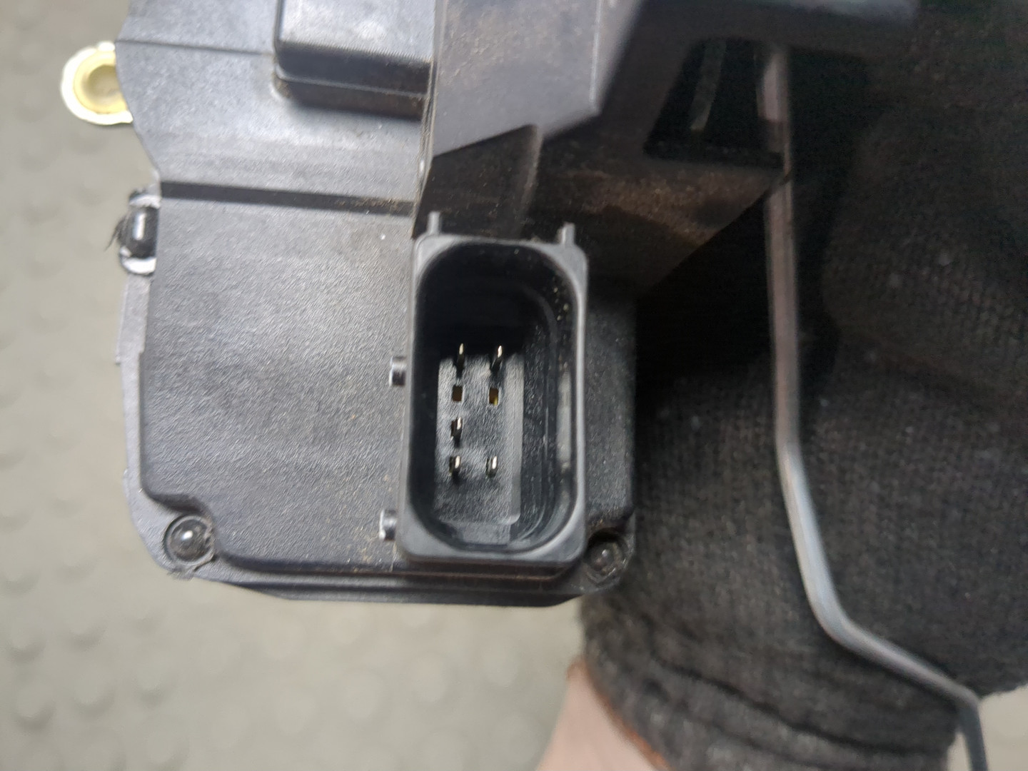 Замок двери передней левой